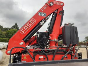 Camion avec grue embarquée pour mise en place réservoir gpl